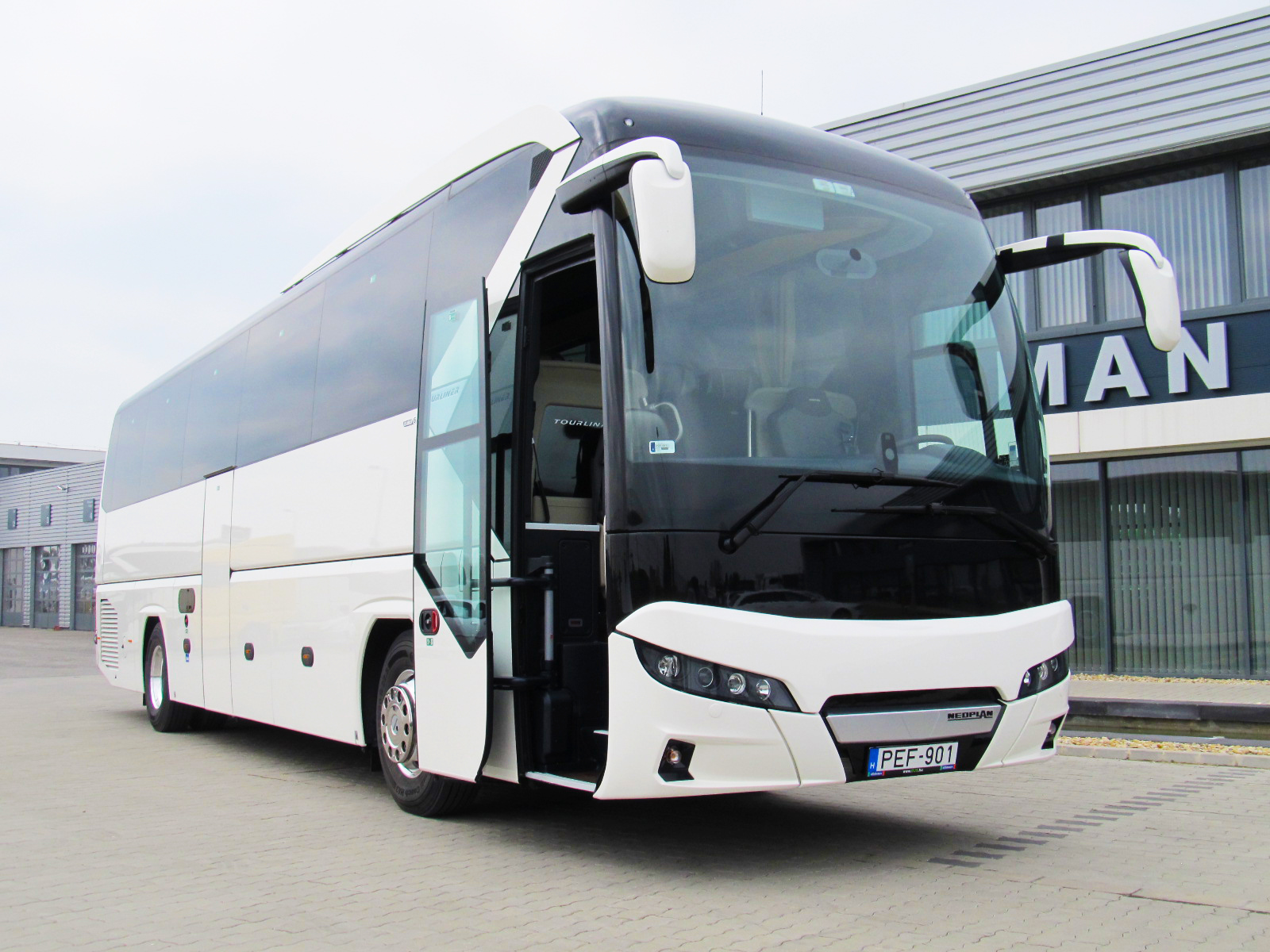 Két új Neoplan Tourliner az Infinitours Kft. flottájában