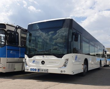 Ellopták és összetörték a DAKK Zrt. egyik vadonatúj Mercedes-Benz Conectóját