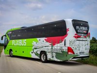 Különleges matricázású Neoplanokkal ünnepli harmadik magyarországi évét a FlixBus