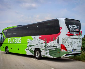 Különleges matricázású Neoplanokkal ünnepli harmadik magyarországi évét a FlixBus