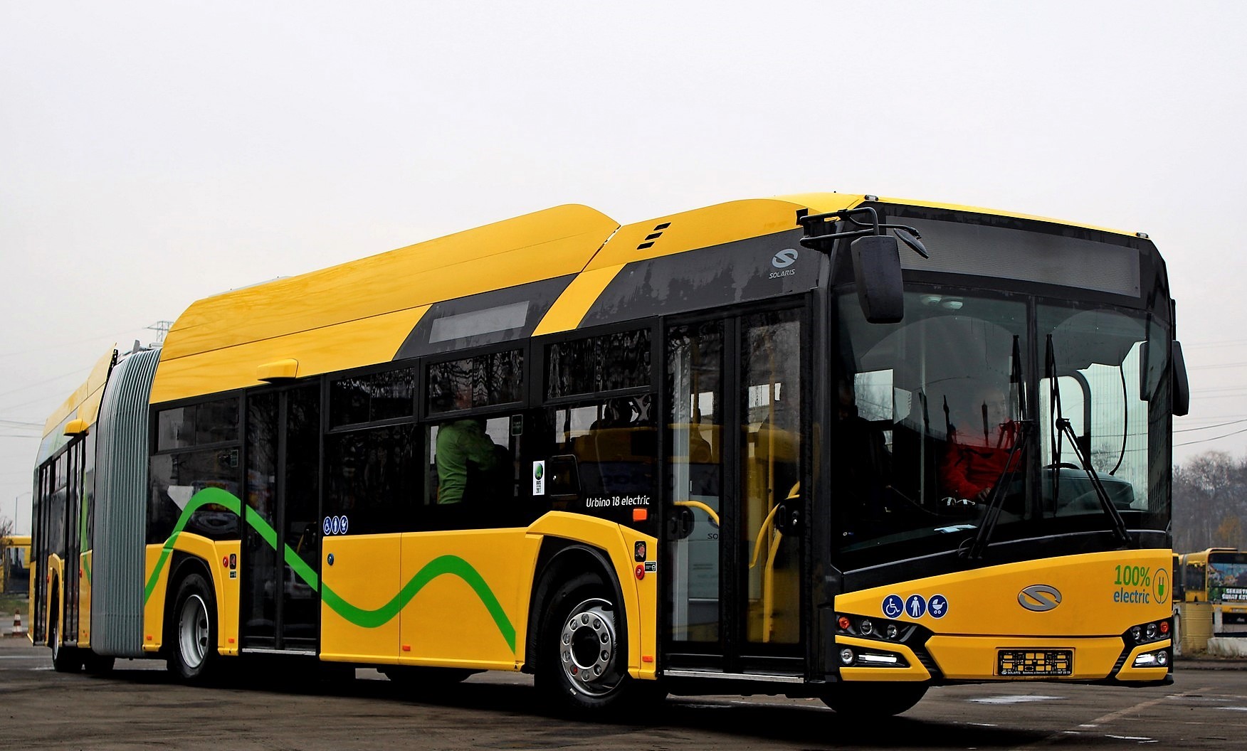 Jubileumi villanybusz-megrendelés a Solarisnál