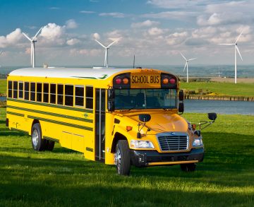 155 gázüzemű Blue Bird iskolabusszal kezdik az új tanévet a kansasi diákok 