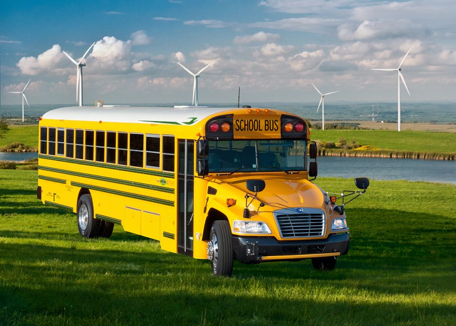 155 gázüzemű Blue Bird iskolabusszal kezdik az új tanévet a kansasi diákok 