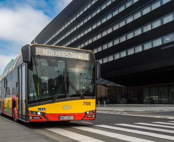 Forgalomban Varsó első új csuklós Solaris villanybusza a 130-ból