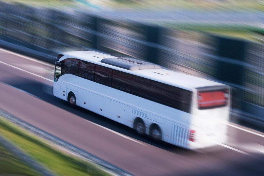 Ideiglenesen módosulnak a vezetési és pihenőidők a közúti fuvarozásban 1 bus accident oregon