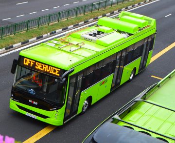 Finn-maláj villanybuszok Szingapúr utcáin