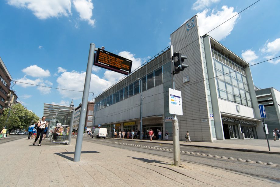 Hétfőtől visszáll a tanítási szünetben érvényes menetrend Budapesten