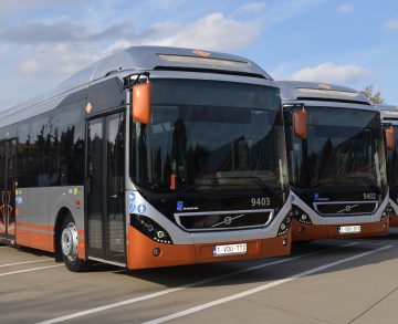 Brüsszel 128 darab hibrid Volvót vásárol