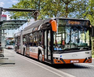 Tizenhat darab csuklós Solaris villanybuszt vásárol Craiova