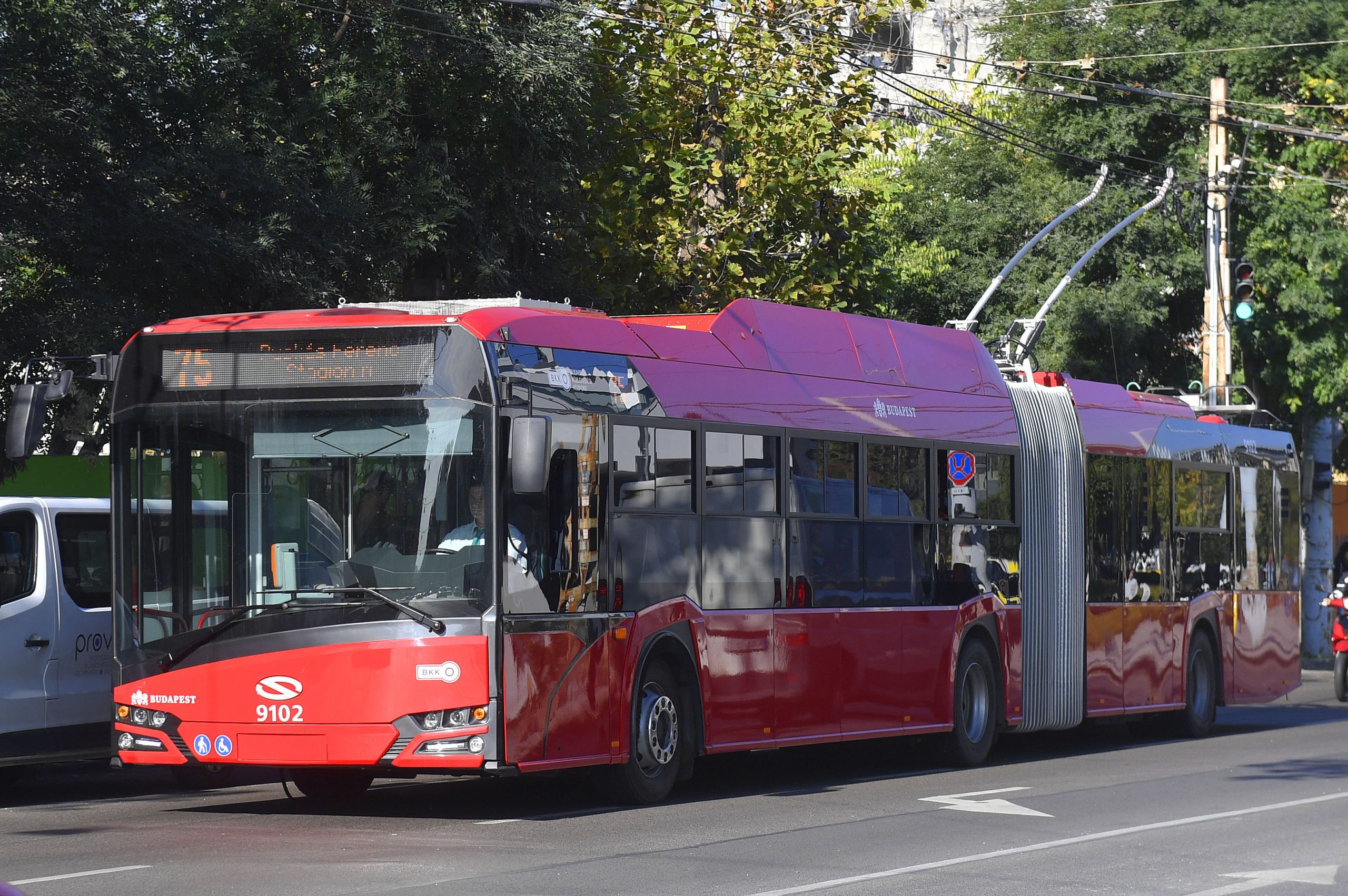 Visszaáll az első ajtós felszállási rend a fővárosi buszokon és trolibuszokon