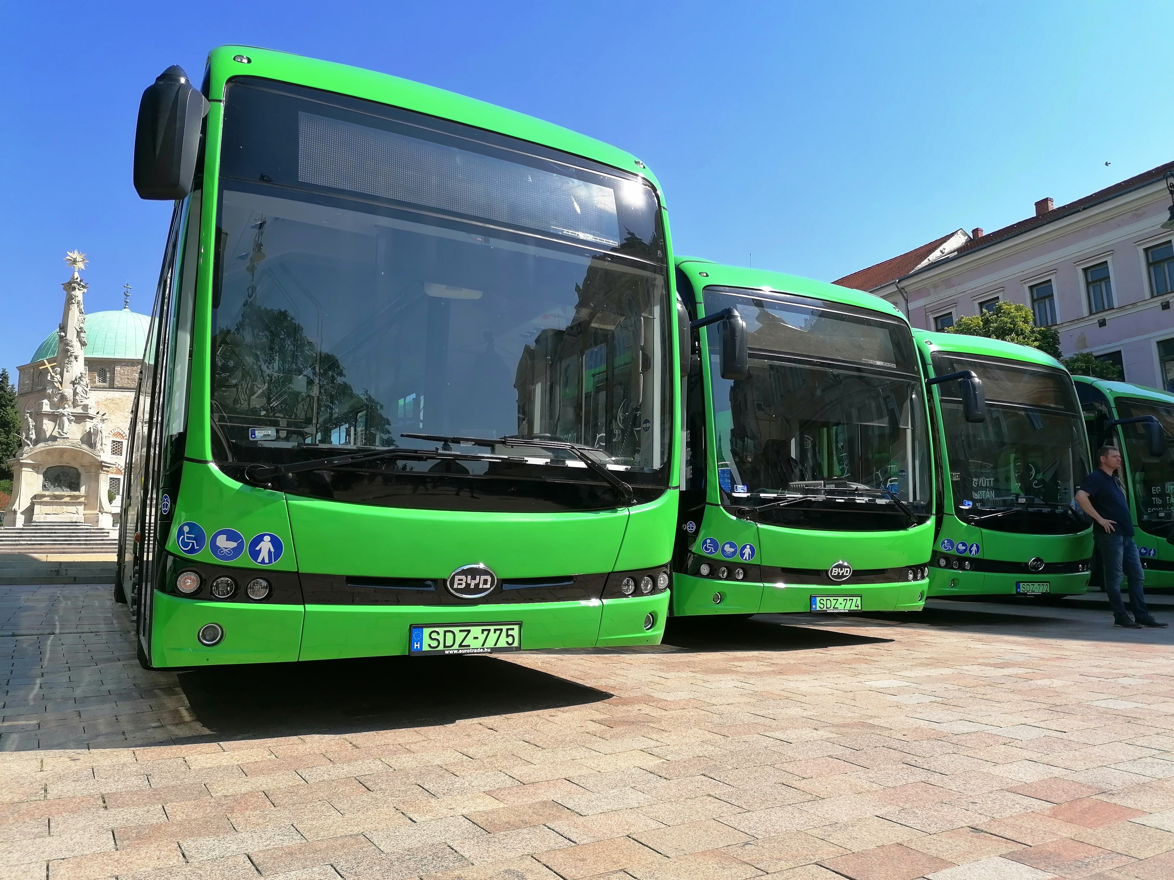 Átadták a pécsi BYD villanybuszokat