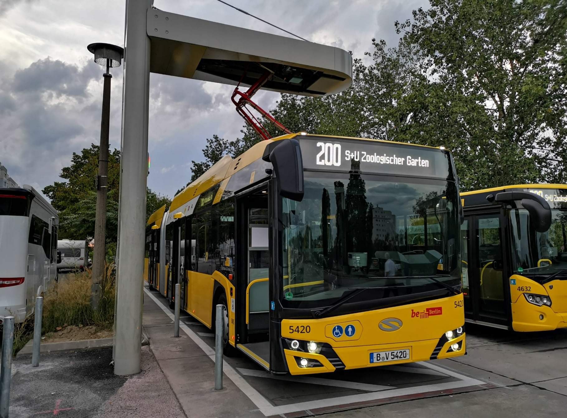 Hadrendbe álltak Berlin első csuklós villanybuszai