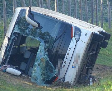 Felborult egy lengyel turistabusz az M5-ös autópályán