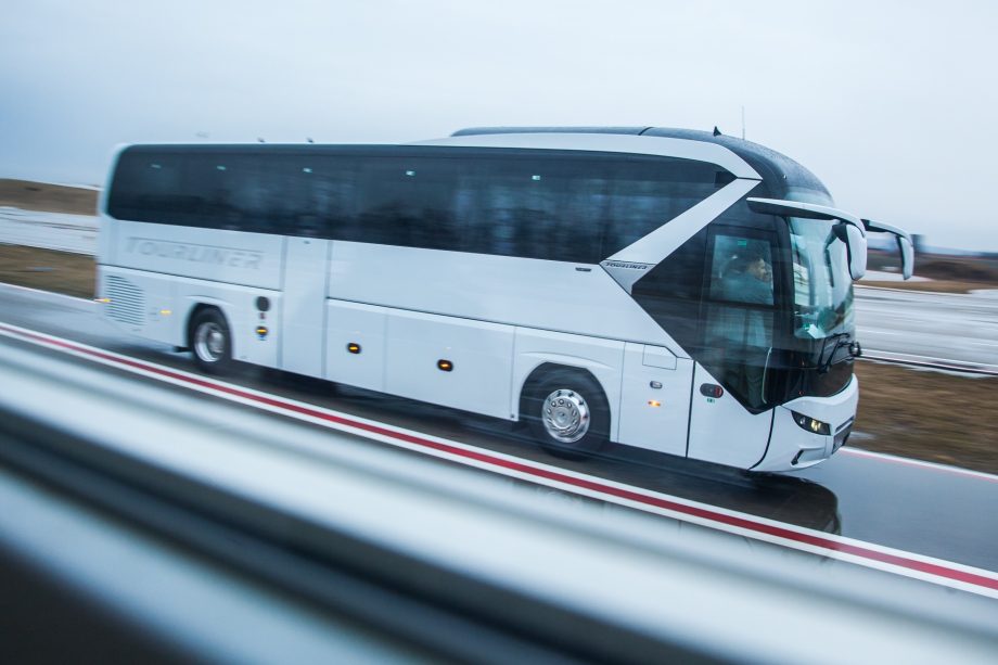 B 170206 NEOPLAN Tourliner bemutato 01 vagott