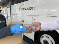 Országszerte 15 ezer maszkot osztott szét utasainak a MÁV és a Volánbusz
