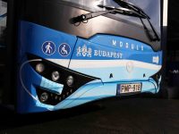 Napelemes busztárolókat adtak át és „maszkos buszokat” mutattak be Kelenföldön