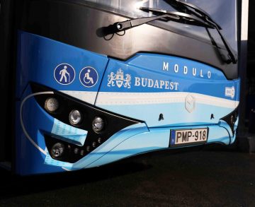 Napelemes busztárolókat adtak át és „maszkos buszokat” mutattak be Kelenföldön