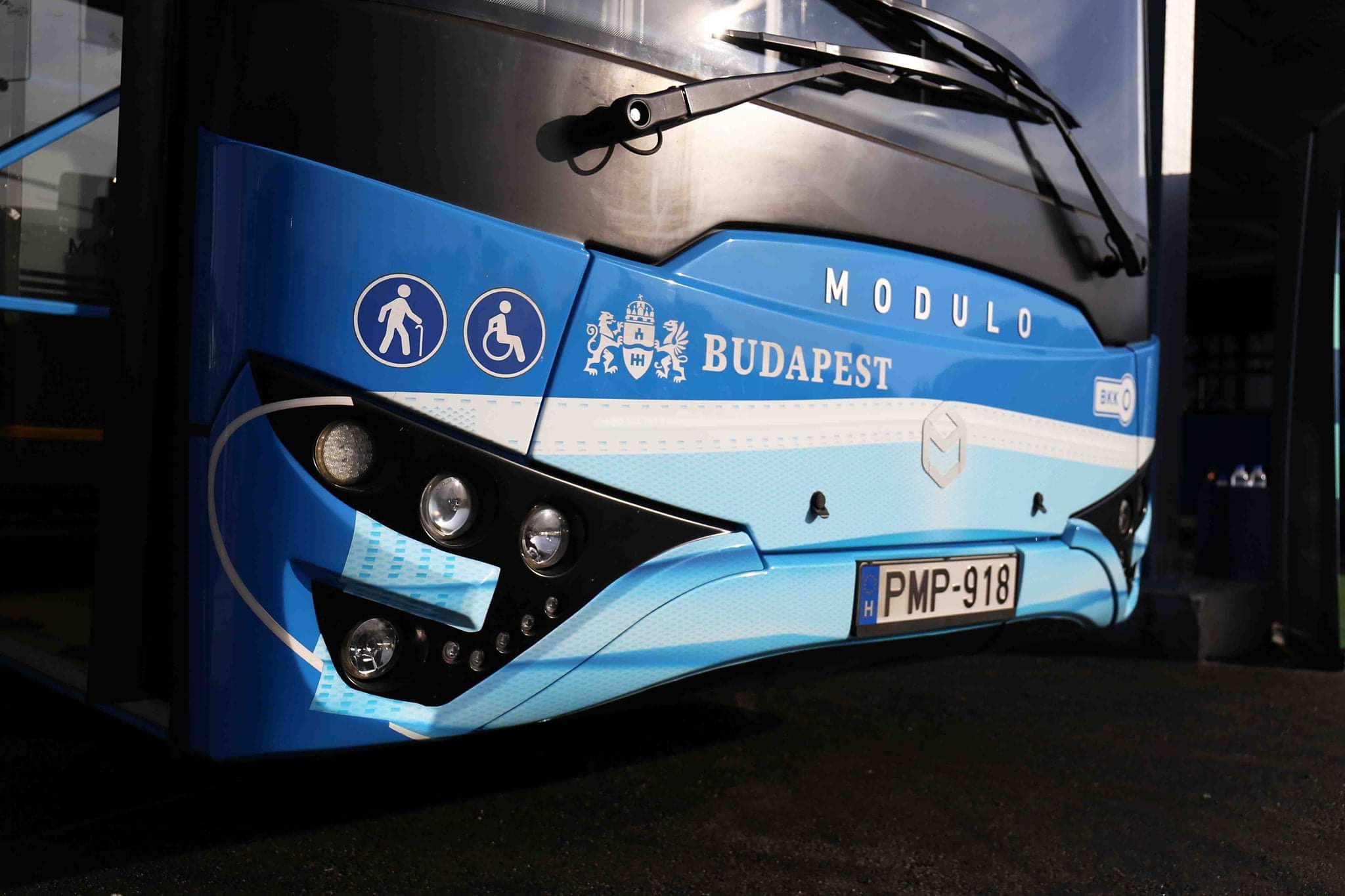 Napelemes busztárolókat adtak át és "maszkos buszokat" mutattak be Kelenföldön
