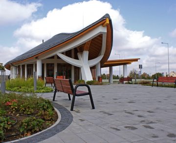 Makovecz-stílusú buszállomás várja a csengeri utazókat