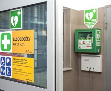 Négy defibrillátort szerzett be a Volánbusz