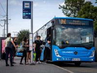 Díjmentesen vehetik igénybe az egészségügyi dolgozók a közösségi közlekedést