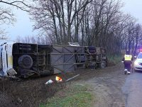 Oldalára borult egy autóbusz Kisteleknél