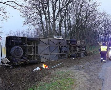 Oldalára borult egy autóbusz Kisteleknél
