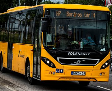Ötven darab elővárosi, háromtengelyes autóbuszt vásárolna a Volánbusz flottakezelője