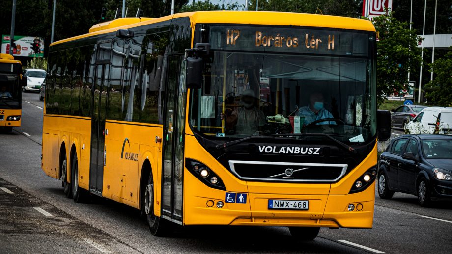 Ötven darab elővárosi, háromtengelyes autóbuszt vásárolna a Volánbusz flottakezelője