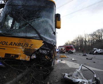 Autóbusz és személyautó karambolozott Gödöllőnél