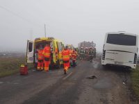 Autóbusz ütközött személyautóval Kömlő és Tiszanána között