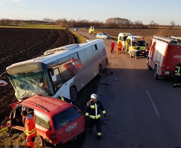 Menetrend szerint közlekedő autóbusszal ütközött egy autó Nagyrévnél