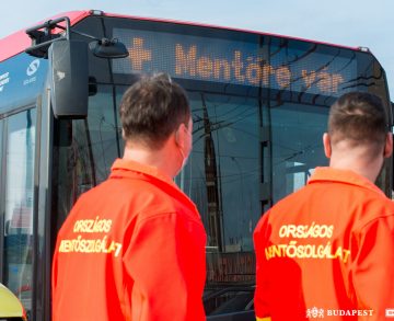 Az OMSZ kérésére ezentúl a járművek kijelzőivel is segíti a BKK a mentők munkáját