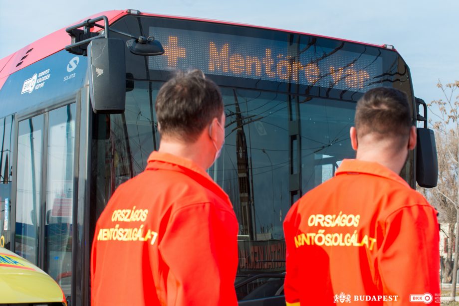Az OMSZ kérésére ezentúl a járművek kijelzőivel is segíti a BKK a mentők munkáját 1 nys 2766