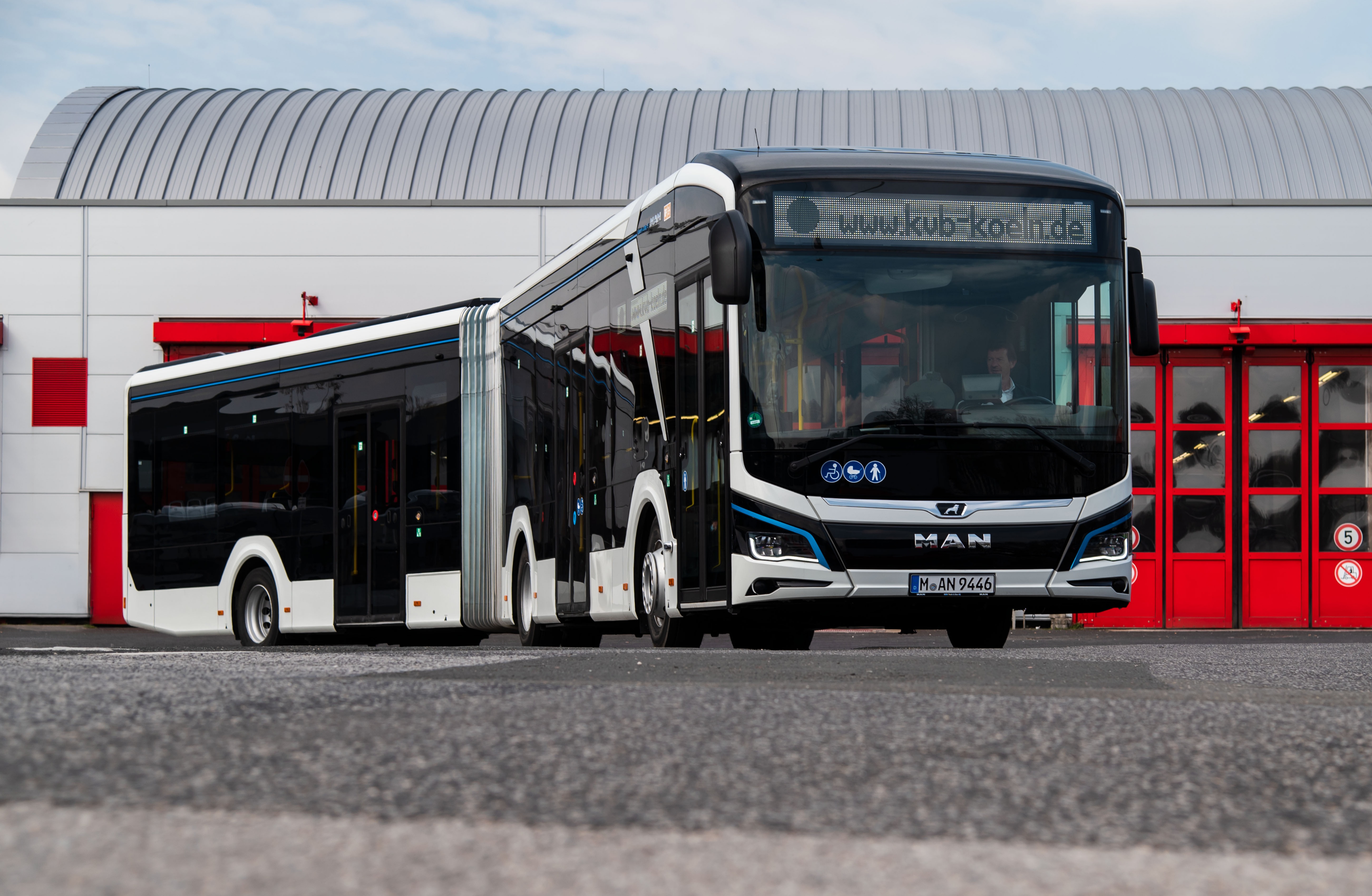 Kölnben áll forgalomba az első csuklós MAN Lion's City E