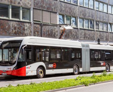 Újabb 51 darab VDL csuklós villanybusszal bővíti flottáját a KVB Köln