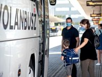 Áprilisban díjmentesen utazhatnak az alsó tagozatos diákok a Volánbusz járatain