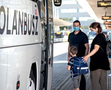 Áprilisban díjmentesen utazhatnak az alsó tagozatos diákok a Volánbusz járatain