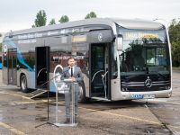Egy hétig Budapesten próbázik a Mercedes-Benz városi villanybusza