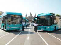 King Long és Castrosua autóbuszok szállítják az utasokat Barcelona repülőterére