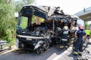 Kiemelték az árokból a hajnalban balesetet szenvedett autóbuszt