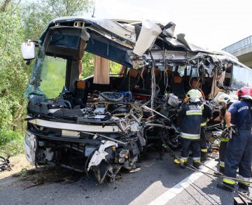Kiemelték az árokból a hajnalban balesetet szenvedett autóbuszt