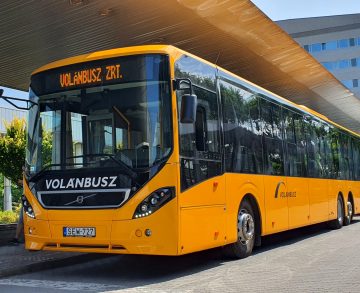Volvo Buses: 2021 negyedik negyedévében 50 darab 8900-ast adunk át a Volánbusznak