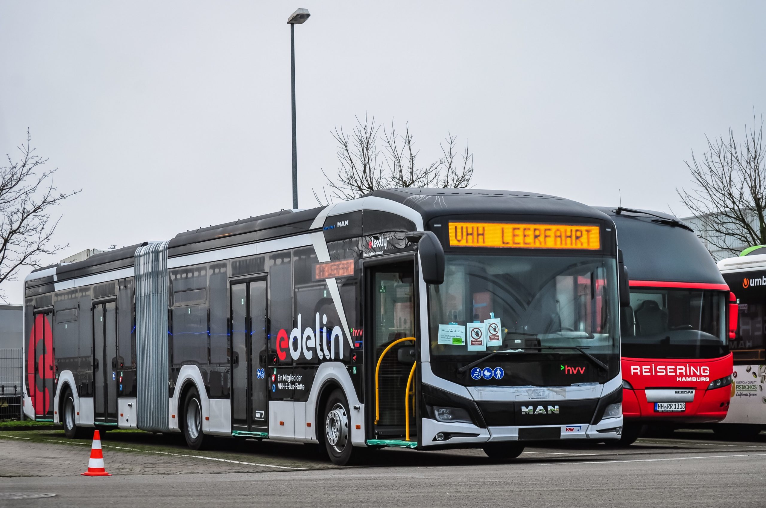 Megérkezett Hamburg első MAN Lion’s City 18 E csuklós villanybusza