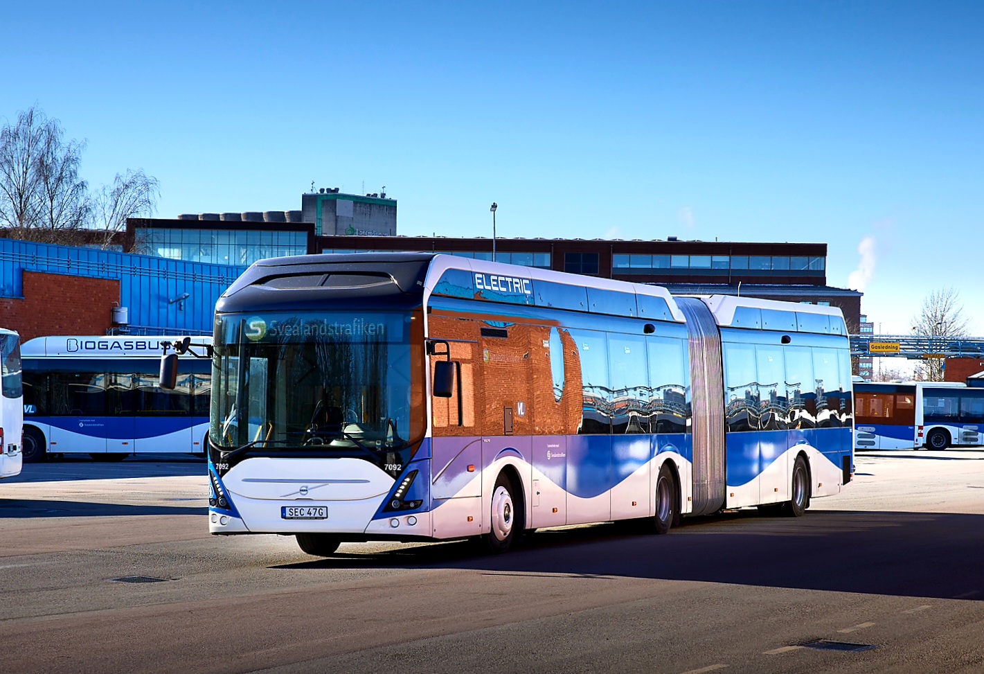 Tíz csuklós Volvo villanybusszal újít a Svealandstrafiken Västeråsban