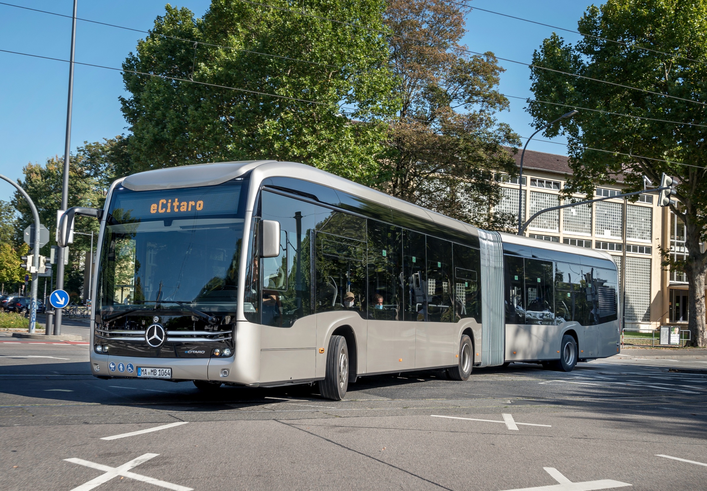 Hétfőtől ez a csuklós eCitaro rója Szolnok utcáit