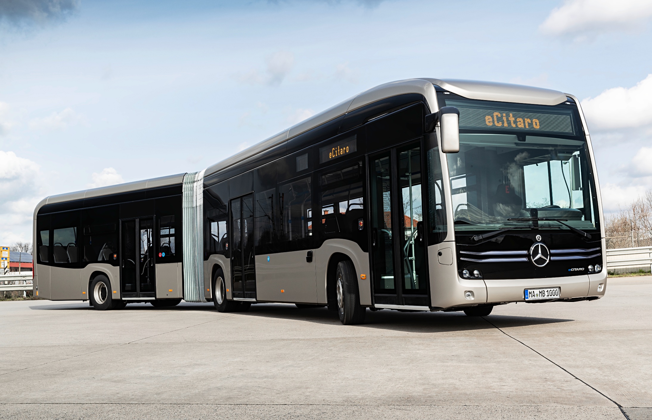 Csuklós Mercedes-Benz eCitaro G-t tesztel Szolnok