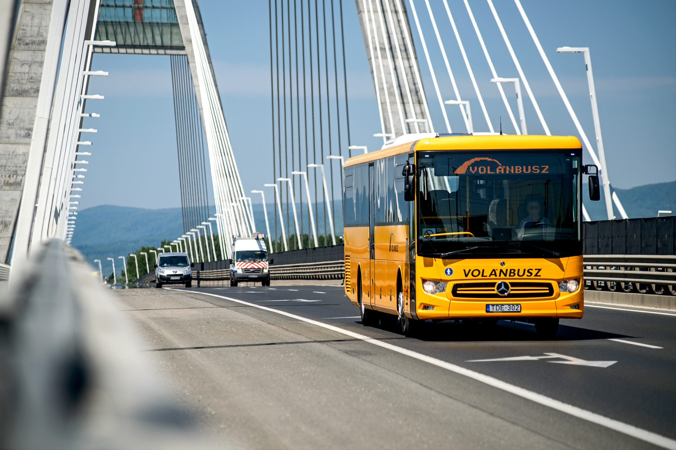 Újabb normálpadlós buszokat szállíthat a Volánbusznak a Credobus és a Mercedes-Benz