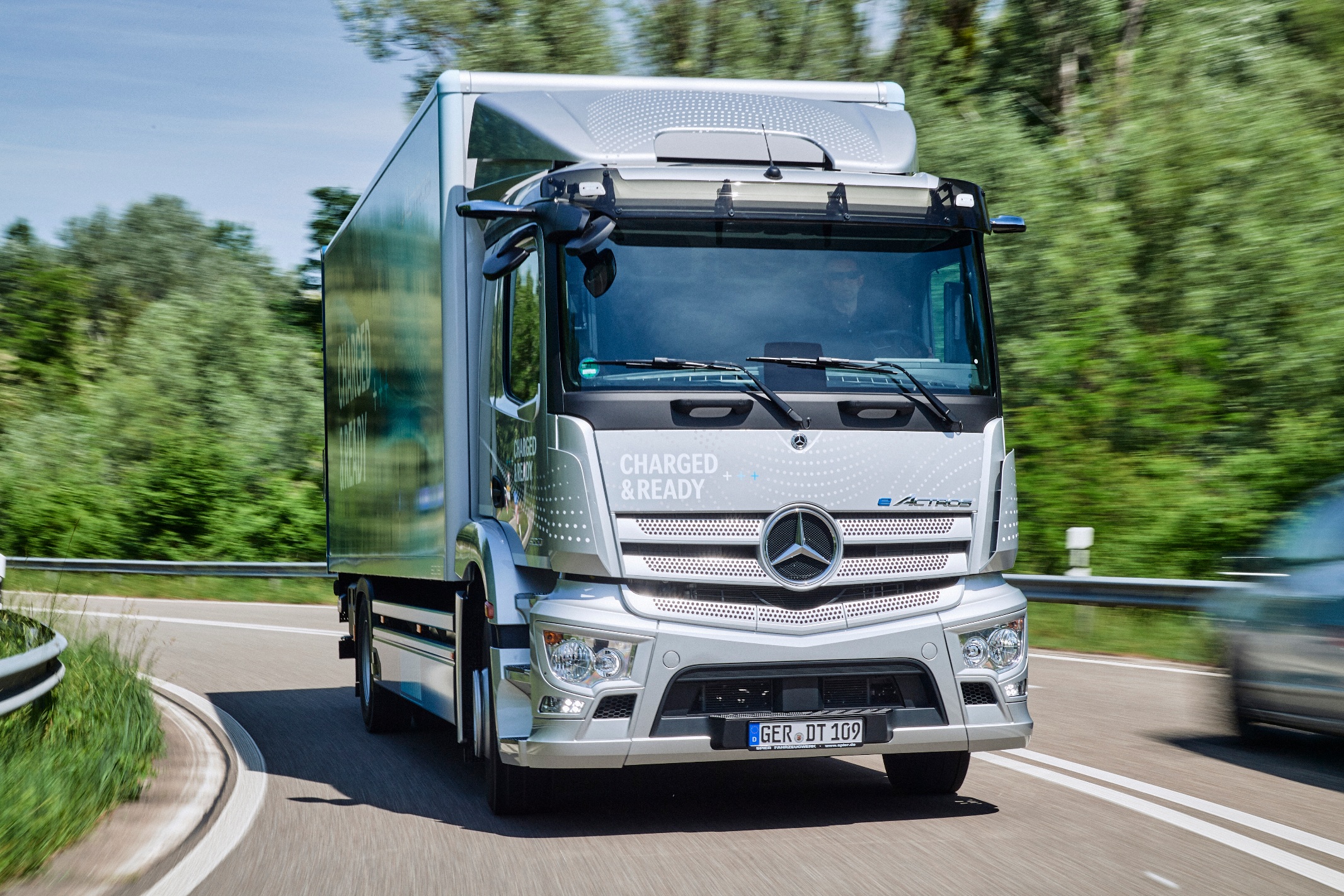 Közös vegyesvállalat égisze alatt telepít töltőhálozatot a Daimler Truck, a TRATON és a Volvo Group