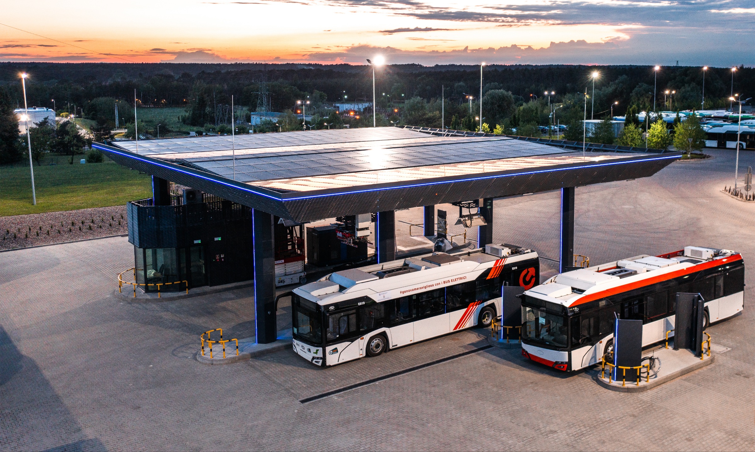 Új raktárcsarnokkal és e-busz töltőparkkal növeli versenyképességét a Solaris